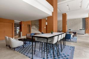 uma sala de jantar com mesa e cadeiras em Courtyard by Marriott Bangkok em Bangkok