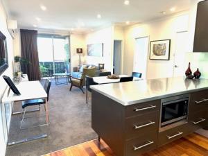 Een keuken of kitchenette bij Adelaide Dress Circle Apartments - Archer Street