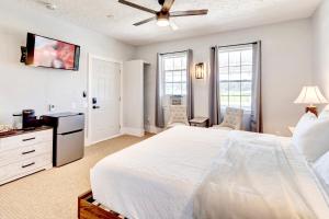 Postel nebo postele na pokoji v ubytování Eagle’s Landing Lodge + 35 fotografií