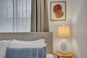 - une chambre avec un lit doté d'une lampe et d'une fenêtre dans l'établissement Marine Villas # 1, à Hollywood