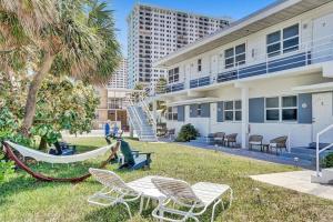 - un hamac et des chaises en face du bâtiment dans l'établissement Marine Villas # 1, à Hollywood