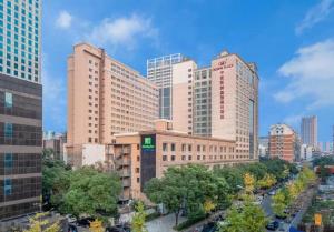 un grupo de edificios altos en una ciudad en Crowne Plaza City Center Ningbo, an IHG Hotel - Near Ningbo Railway Station en Ningbo