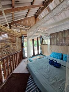 1 dormitorio con 1 cama en una habitación en Big Hug Home-Nok kao house, en Ko Yao Noi