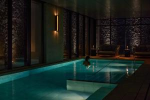 Dusit Thani Kyoto内部或周边的泳池
