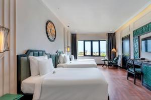 Postel nebo postele na pokoji v ubytování Hadana Boutique Resort Hoi An