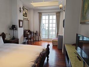 A bed or beds in a room at 清境藝家原德堡 Arts castle