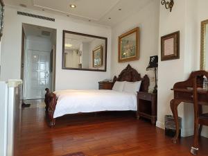A bed or beds in a room at 清境藝家原德堡 Arts castle