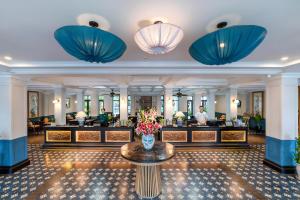 un vestíbulo de hotel con una mesa con flores. en Hadana Boutique Resort HoiAn - former Belle Maison Hadana HoiAn, en Hoi An