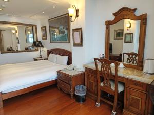 A bed or beds in a room at 清境藝家原德堡 Arts castle