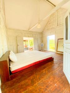 a large bedroom with a large bed in a room at Villa Kamar Tamu Bangunjiwo in Ngingas