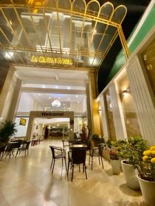 Le Centre Pleiku Hotel في بلاي كو: لوبي فيه كراسي وطاولات في مبنى