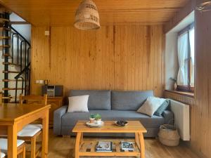 Una sala de estar con un sofá azul y una mesa. en Allotjament SV, en Pla de l'Ermita 16 fotos más