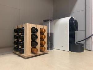 a wooden wine bottle rack next to a wine bottleilitricular at Allotjament SV in Pla de l'Ermita