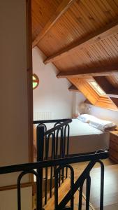 Un dormitorio con una cama y un techo de madera. en Allotjament SV, en Pla de l'Ermita