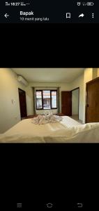 een foto van een slaapkamer met een groot bed bij Apartment Wayan in Canggu