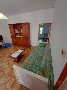 um quarto com uma cama com um edredão verde em Casa nel centro storico a Loreto, 2 km dal mare em Loreto