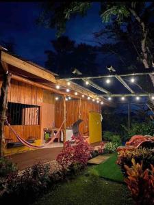 una casa con luces encendidas por la noche en Cabin in La Fortuna : Ceiba Eco Container, en Fortuna