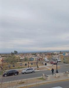 un grupo de autos estacionados en un estacionamiento en Departamento en Ciudad De La Punta en La Punta