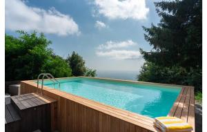 une grande piscine avec une clôture en bois dans l'établissement Casa Sul Serra, à Capannori