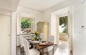 une salle à manger avec une table et des chaises blanches dans l'établissement Casa Sul Serra, à Capannori