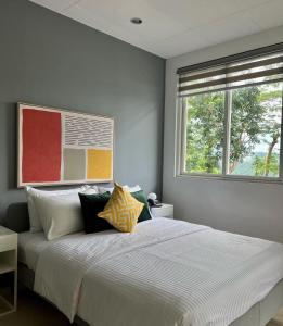 1 dormitorio con 1 cama grande y ventana en Emerald Manor Hotel en Kababae