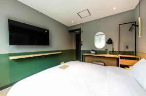 Een bed of bedden in een kamer bij Hotel No. 25 Gyeongju bus terminal