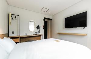Een bed of bedden in een kamer bij Hotel No. 25 Gyeongju bus terminal