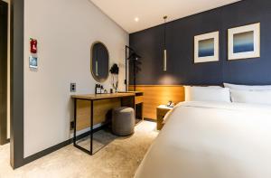 Een bed of bedden in een kamer bij Hotel No. 25 Gyeongju bus terminal