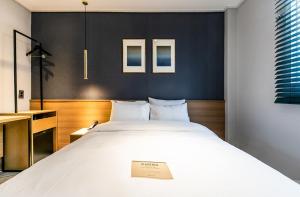 Een bed of bedden in een kamer bij Hotel No. 25 Gyeongju bus terminal