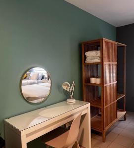 Postel nebo postele na pokoji v ubytování Emerald Manor Hotel