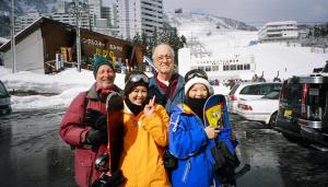 un grupo de personas posando para una foto con sus tablas de snowboard en STI SKI LODGE en Seki