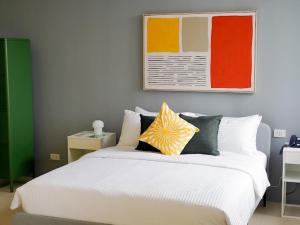 Postel nebo postele na pokoji v ubytování Emerald Manor Hotel