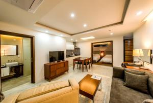 西歸浦的住宿－Jeju Breeze，带沙发的客厅和用餐室