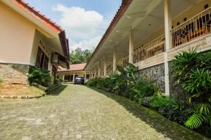 an empty courtyard of a building with plants at SUPER OYO 3335 Wisma Langen Werdhasih in Semarang