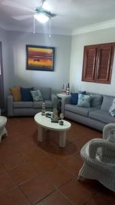 a living room with couches and a coffee table at Apartamento amueblado en Juan Dolio in La Puntica de Juan Dolio