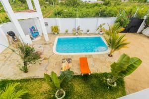 einen Blick über einen Pool im Hinterhof in der Unterkunft Chameleon house diani in Ukunda