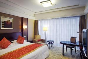 a hotel room with a bed and a desk at Crowne Plaza City Center Ningbo, an IHG Hotel - Near Ningbo Railway Station in Ningbo