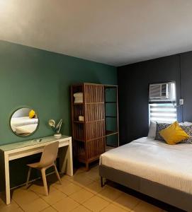 Postel nebo postele na pokoji v ubytování Emerald Manor Hotel