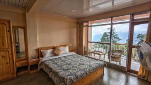 een slaapkamer met een bed en een groot raam bij Shikher in Kalimpong