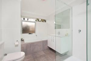 baño blanco con aseo y ducha acristalada en GeoVista @ Cape Villas Dunsborough, en Dunsborough 4 fotos más