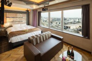 ホテル ブルジュア 久留米 Hotel Bvljua -レジャーホテル-客房内的一张或多张床位