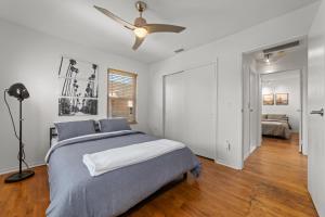Llit o llits en una habitació de Cali-Craftsman - 3BR - New Backyard - Central - AC