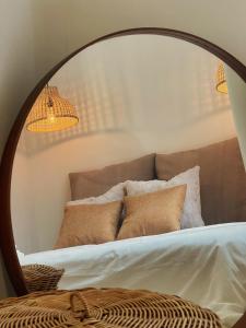 ein Bett mit einem großen Spiegel darüber mit Kissen in der Unterkunft Hidden Gem Bali Stays in KL in Kuala Lumpur