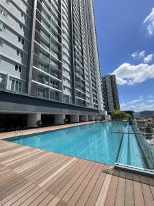 un grand bâtiment avec une piscine en face d'un bâtiment dans l'établissement Hidden Gem Bali Stays in KL, à Kuala Lumpur