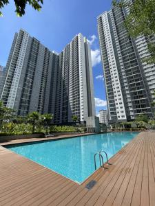 une piscine en face de certains grands bâtiments dans l'établissement Hidden Gem Bali Stays in KL, à Kuala Lumpur