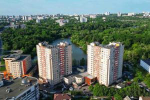 une vue aérienne sur deux grands bâtiments situés à côté d'une rivière dans l'établissement RentWill apartments Diplomat, à Chişinău