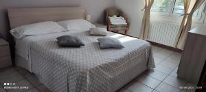 1 dormitorio con 1 cama con 2 almohadas en Parri 33 Bologna Fiera 4+1 Guest Parking on demand en Bolonia