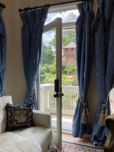 Ảnh trong thư viện ảnh của Pineapple House, Romantic 3 Bed 2 Bath Apt, Sleeps 6! Private Balcony! City Center! FREE Parking! ở Denver