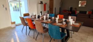 - une table à manger avec des chaises dans l'établissement A la Gloriette, à Neuville-du-Poitou