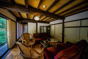 Posezení v ubytování 甘糟屋敷 Amakasu Yashiki KAMAKURA